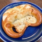 ベッカライ コンディトライ ヒダカ - チーズプレッツェル…270円+税