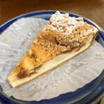 ベッカライ コンディトライ ヒダカ - キャラメルりんごのシュトロイゼルチーズタルト…440円+税