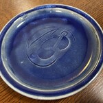 ベッカライ コンディトライ ヒダカ - お皿にもプレッツェルの模様付き