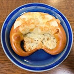 ベッカライ コンディトライ ヒダカ - チーズプレッツェル…270円+税