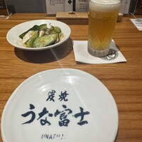 炭焼うな富士 名駅店 - 初のグラスビールは瓶ビール用かと思う小さいサイズ