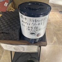 炭焼うな富士 名駅店 - 並んでいる時には冷たいお茶が無料　入店後はないです