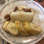 インド料理 パリワル - カットフルーツとミックスナッツ