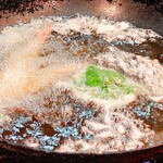 居酒屋 味平 - アスリート大将の鉄鍋①（天ぷらの仕上げ中）