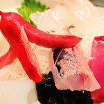 居酒屋 味平 - となりのサシミ・ディッシュ号のアジサシ星人と地球侵略について語り合う「謎の赤いタコ星人」❗️（焼ウインナー＆刺身の盛合わせ）