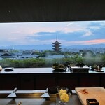 八坂 - 夕焼けとまではいきませんが　暮れなずむ雰囲気に名残惜しさを感じつつ　ご馳走様でした。