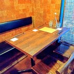 酒場それがし - 2階テーブル席