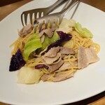 トラットリア ヴィヴァーチェ - 豚肉とキャベツのペペロンチーノ 1,375円