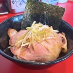 王道家直系 我道家 - チャーシュー、ネギ、海苔をご飯に乗せて♪✨
      クタクタなこのネギ❤️
      味付けバッチリ❤️
      まぢで美味しい❤️