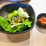 아카카라 누마즈점 - サラダとキムチ。