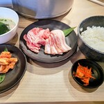 아카카라 누마즈점 - カルビ焼肉定食の塩(979円)、赤から鶏セセリの赤(429円)。