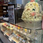 天文館むじゃき アミュプラザ店 - お店の前にはビッグしろくまとメニュー。このお店では、かき氷やアイス以外にも意外なところって言うと、お好み焼きや焼きそばなどなどお食事メニューもあるんですよ。