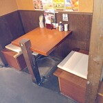 とり鉄 - 店内 テーブル席