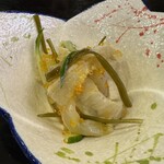 かに猿 - 突き出しは白身の胡麻和え。