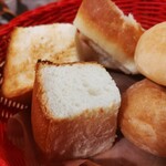 目黒FLAT - パンはトーストして提供。厚切り食パンとフォカッチャと丸パン。お代わりしたときは丸パンの代わりにクロワッサンが入ってました。どれもとってもおいしい。