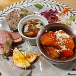 目黒FLAT - 前菜盛り合わせ  カップで隠れてるけど他にキャロットラペがあります