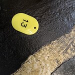 すば - 注文後は番号札が渡され、出来上がるとカウンターベルで呼ばれる