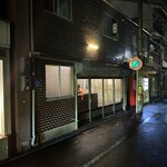 すば - レンガタイルのノスタルジックな外観。2階の提灯が目印