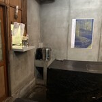 すば - 注文カウンターで箸、七味、お水をセルフで