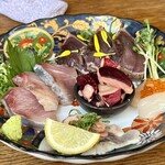 居酒屋燃えた うらめし屋 - 【刺　身】旬のお刺身5点盛合せ：新鮮厚切りで最高