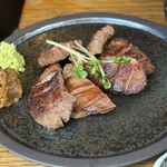 居酒屋燃えた うらめし屋 - 【焼　物】国産和牛の極み牛たん焼：タンがサクサク切れる感じ、仙台で食べたのと一緒でした♪