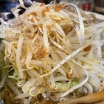 安部製麺所 - 『特中華そば(野菜・ニンニク増し)』のもやし＆キャベツ＆白髪ネギ＆背脂