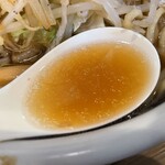 安部製麺所 - 『特中華そば(野菜・ニンニク増し)』のスープ