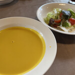 リーフ - かぼちゃとにんじんのスープとサラダ