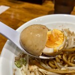 麺屋にぼじ - 味玉というより色付きの硬ゆで卵かな