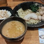 横浜家系ラーメン 魂心家 - どいちゃんつけ麺900円、まくり券でうずら追加