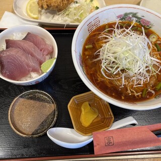 まんまる亭 - 料理写真:勝浦タンタンメンとミニ刺身丼セット
