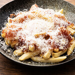 熟成生ハムと温泉卵とフライドポテト