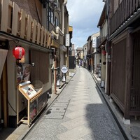 先斗町しゃぶしゃぶすき焼き きらく - 場所は京都の花街・先斗町(ぽんとちょう)飲食店が連なる通りで風情があります。阪急京都河原町駅からもすぐなので便利な立地！