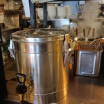 麺場 浜虎 - 冷たいジャスミン茶だけでなく冷水もある↑