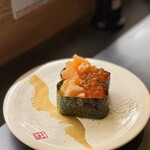 グルメ回転すし　一心 - サーモンいくら