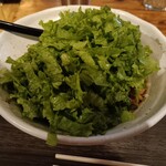 麺場 浜虎 - 冷やし醤油ラーメン提供直後にサラダ菜大量投入の図↑