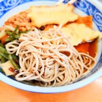 加賀 - しっかりと冷たい水で締められた、コシのある"そば"。