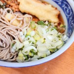 加賀 - 卓上常備である、取り放題の"葱"を投入。