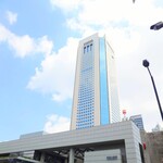 加賀 - お店の前で見上げれば、オペラシティ〜NTT東日本本社〜パークハイアットが並んでいます。