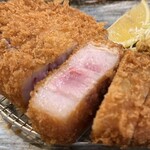 とんかつ専門店 がんばり亭 - 融けて無くなりそうな脂への火入れ加減はバツグンです