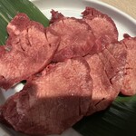 肉屋の本格焼肉 黒牛一期 - 厚切り牛タン1408円×3。細かい隠し包丁が入ってて簡単に噛み切れる柔らかさ。