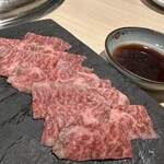 肉屋の本格焼肉 黒牛一期 - 和牛ハラミ刺し1628円×3。少し熟成っぽい旨味で美味しい。