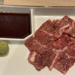 肉屋の本格焼肉 黒牛一期 - 和牛ホホ肉刺し858円。もちもちした食感が美味しい。