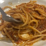 Ponte - 牛肉のラグートマトソース　シェフが吟味したイタリアの太めの麺によくからむ。