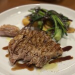 Ponte - 肩ロース豚肉のグリル　脂身のところはさらにぎゅっと焼いてくださいます。15年熟成のバルサミコソース、紫や北あかり、アスパラが付け合わせです。