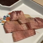 肉屋の本格焼肉 黒牛一期 - 和牛タン刺し1628円。甘味と食感が良い。