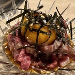 肉屋の本格焼肉 黒牛一期 - 肉トロタレ1408円。ユッケみたいで美味しい。