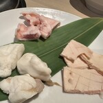 肉屋の本格焼肉 黒牛一期 - ホルモン3種盛り980円（のどぶえ、コリコリ、小腸）