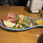 ピッツェリア トラットリア ダ オカピート - 前菜盛り合わせは欠かせない　肉、魚介、野菜を楽しめる　お皿が可愛い