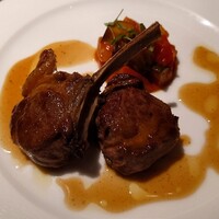 アピシウス - 骨付き仔羊背肉のポワレ　プロヴァンサルソース　ラタトゥイユ添え